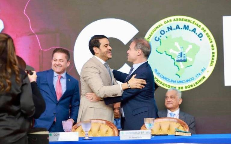 O advogado-geral da União, Jorge Messias, cumprimenta o ministro do STF André Mendonça (à direita) em evento da Convenção Nacional das Assembleias de Deus Ministério de Madureira (Conamad) em 2025