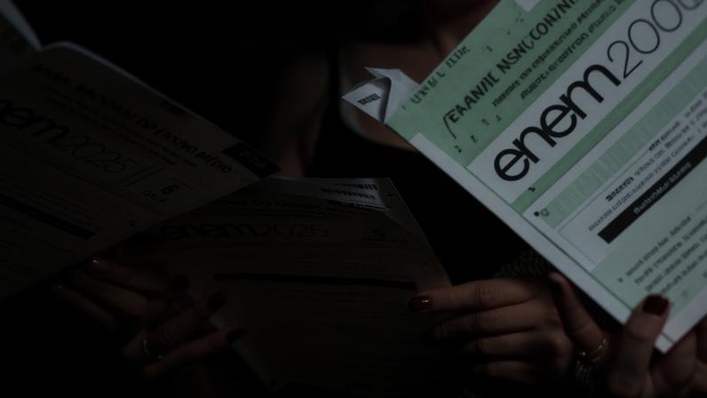 Candidatos olhando os cadernos do segundo dia de aplicação do Enem 2025