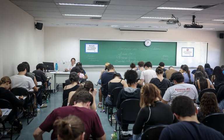 Movimentação e chegada dos candidatos para a primeira fase da Fuvest, vestibular da USP na FEA - USP