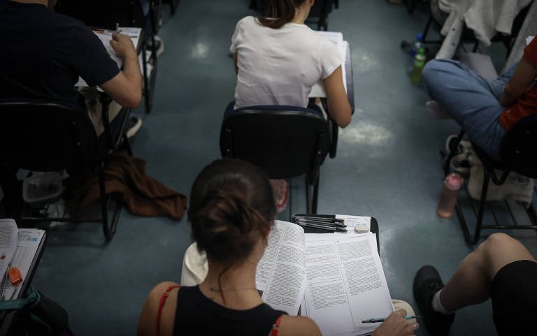 Estudante em prova do vestibular; estimativas indicam que dois a cada três jovens estão inadimplentes