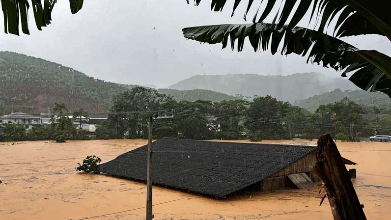 Casa submersa em Luiz Alves, no Vale do Itajaí, após chuvas intensas em novembro de 2025