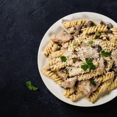 Macarrão com frango e espinafre: opção rápida e saudável para o dia a dia