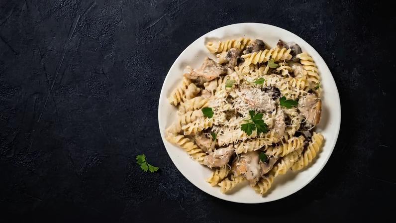 Macarrão com frango e espinafre.