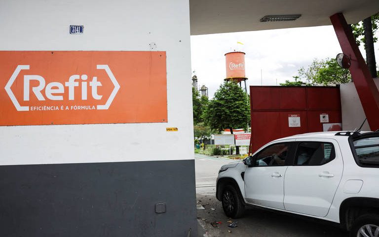 Entrada da refinaria de Manguinhos, do grupo Refit, na zona norte do Rio de Janeiro