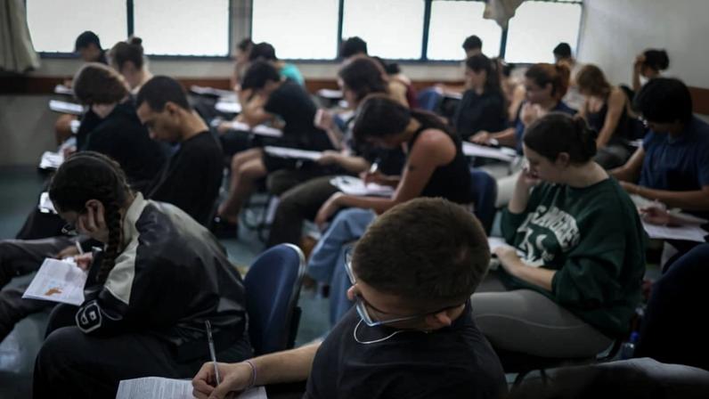 Estudantes durante a primeira fase da Fuvest 2025, em São Paulo