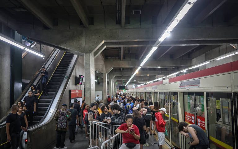 Movimento de passageiros na Barra Funda da linha 3 do metrô de São Paulo; possibilidade de greve
