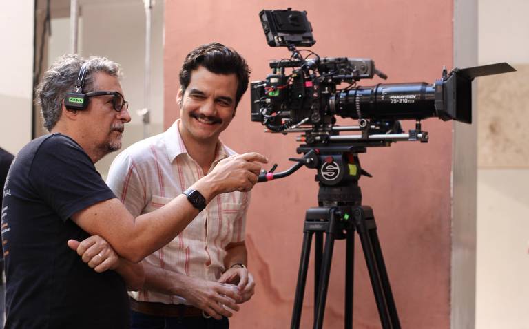 Kleber Mendonça Filho e Wagner Moura nos bastidores do filme "O Agente Secreto"