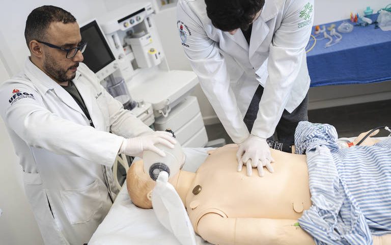 Doutorandos de medicina durante aula em centro de simulação