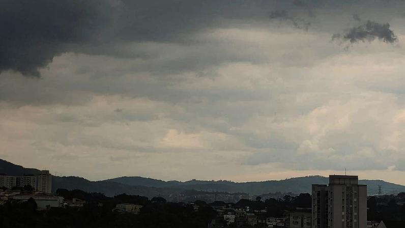 Tempo fechado no bairro do Jaçanã, na zona norte de São Paulo; previsão para esta terça (19) é de chuviscos e temperatura máxima de 18°C na região metropolitana da capital