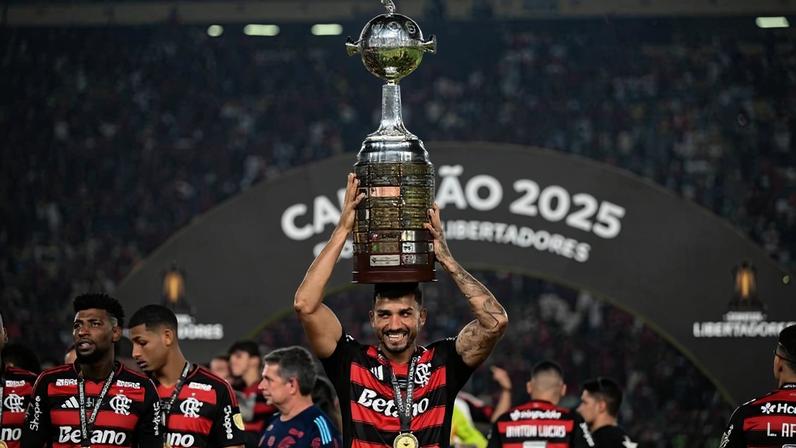 Danilo com a taça da Libertadores de 2025 em Lima; Flamengo conquistou a melhor campanha na fase de grupos da edição atual do torneio