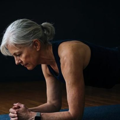 Prancha é o melhor exercício para o core após os 60, dizem instrutoras de Pilates