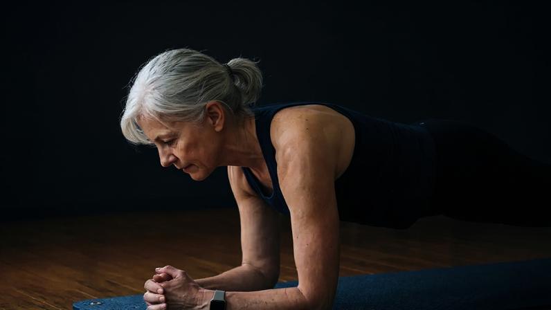As instrutoras de Pilates concordam: 'A partir dos 60 anos, o melhor exercício para fortalecer o core, incluindo as costas e os abdominais, é a prancha'.