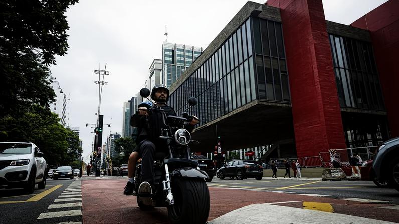 Condutor pilota ciclomotor elétrico na ciclovia da avenida Paulista; nova lei de trânsito entra em vigor nesta quinta-feira (1º) para regulamentar uso desse tipo de veículo