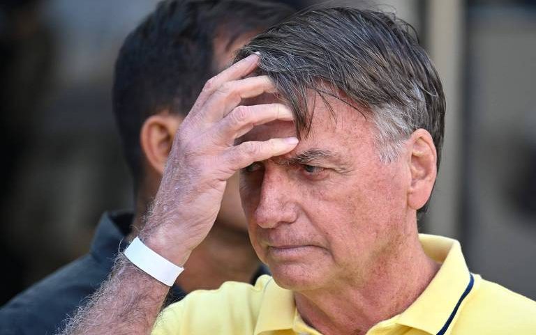 Ex-presidente Jair Bolsonaro após realizar exames no hospital DF Star, em Brasília