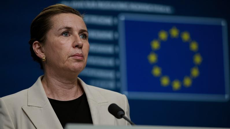 Mette Frederiksen, primeira-ministra da Dinamarca, participa de entrevista durante cúpula de líderes da União Europeia, em Bruxelas, no mês passado