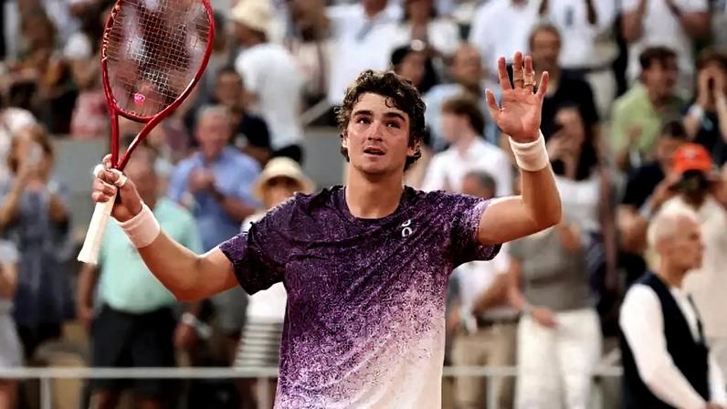 João Fonseca (dir.) cumprimenta Djokovic após vitória épica –