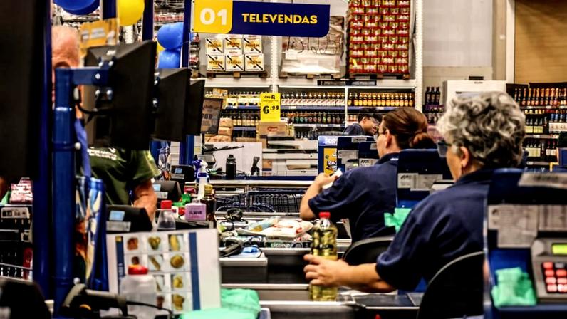 Supermercado em São Paulo; empresas do setor testam escala 5x2