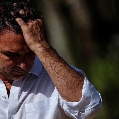 Flávio Bolsonaro avança, risco de queda ligado ao pai