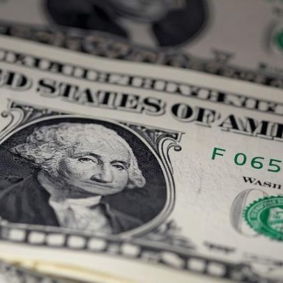 Dólar abre em queda acentuada após disparo na sexta