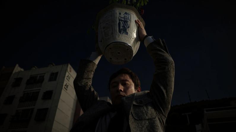 Lee Byung-hun em cena de 'A Única Saída', filme de Park Chan-wook