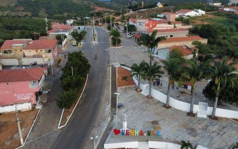 Praça e casas no município de Venha-Ver (RN)