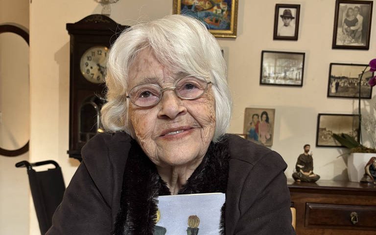 A poeta Adélia Prado com seu mais recente livro, "O Jardim das Oliveiras", em sua casa em Divinópolis