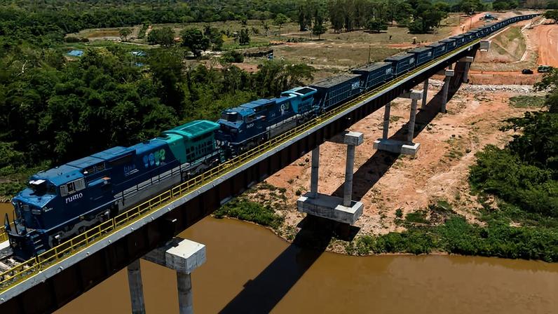 Trem da concessionária Rumo trafega por trecho de novas linhas ferroviárias em Rondonópolis (MT)