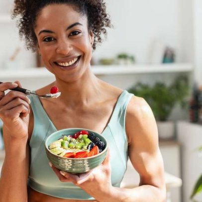 Dieta anti-inchaço ganha adesão entre mulheres; alimentos destaque