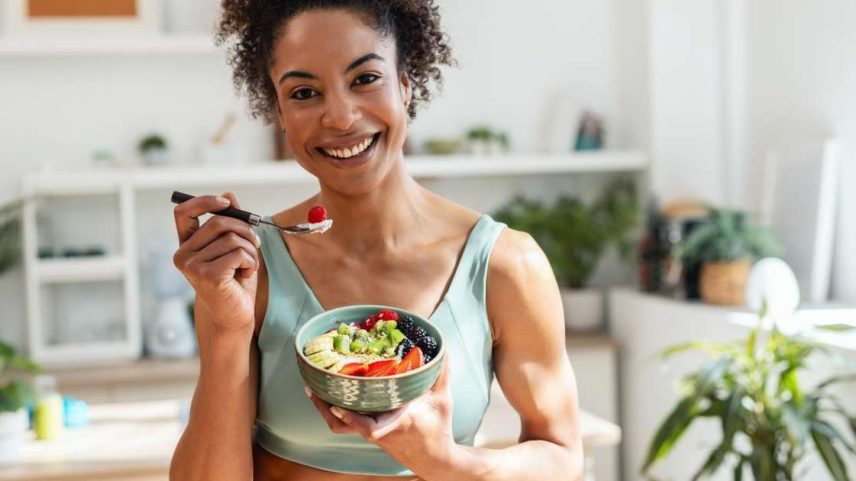 Dieta anti-inchaço ganha adesão entre mulheres; alimentos destaque