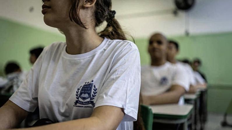 Estudante com o uniforme da escola Escola Estadual Professor Lourenco Filho, no Planalto Paulista, zona sul de São Paulo, que passou a adotar o modelo cívico-militar neste ano