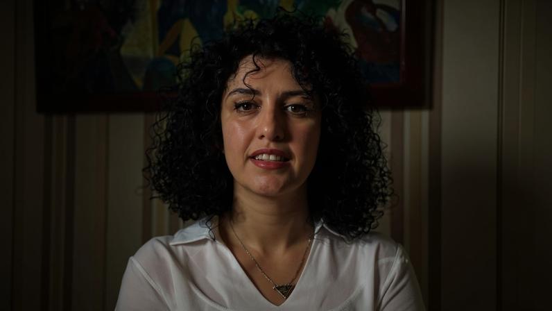 Ativista Narges Mohammadi foi condenada a seis anos de prisão acusada de conluio para cometer crimes, disse advogado