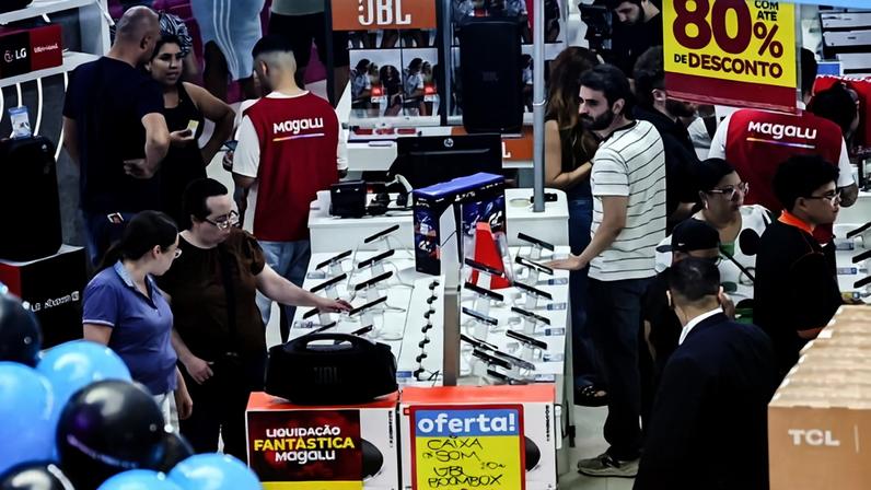 Movimentação de consumidores em loja de São Paulo