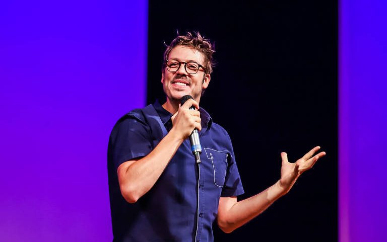 O humorista Fabio Porchat em seu show de stand-up