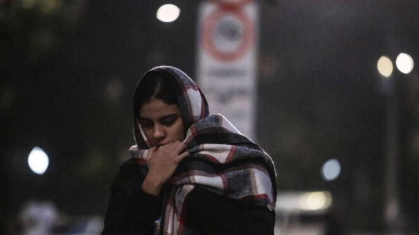 Pedestre enfrenta frio na região da Luz, região central da capital paulista .