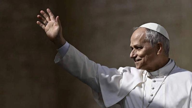 Papa Leão 14 acena para multidão na praça de São Pedro, no Vaticano - Filippo Monteforte - 18.fev.2026/AFP