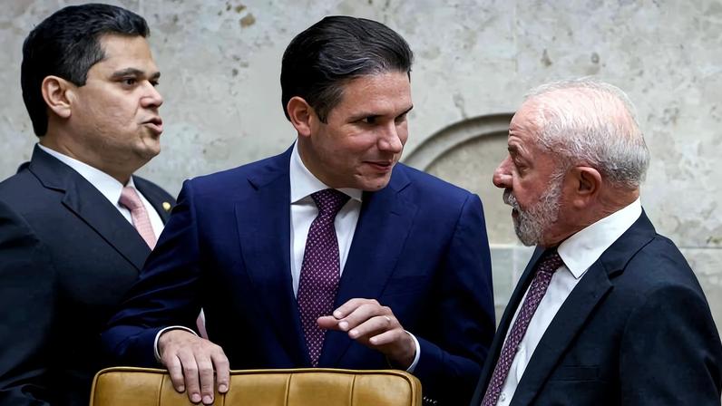 Da esq. para dir, Davi Alcolumbre, presidente do Senado, Hugo Motta, presidente da Câmara e Lula durante evento no STF