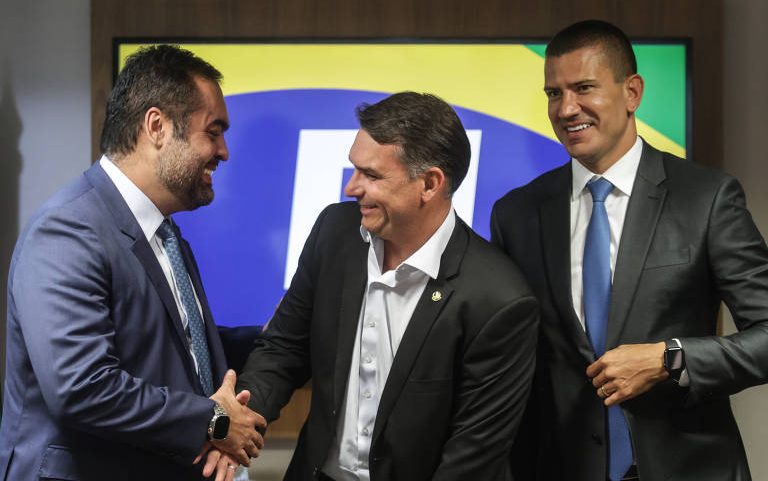 Flávio Bolsonaro cumprimenta Cláudio Castro ao anunciar apoio ao ex-governador do Rio