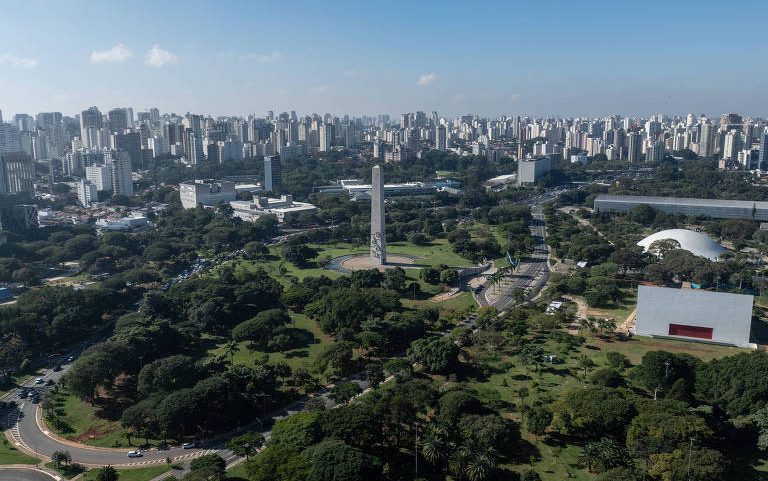Vista aérea do parque do Ibirapuera, na zona sul de São Paulo; previsão para esta quarta (6) na região metropolitana é de tempo seco e calor de 29°C