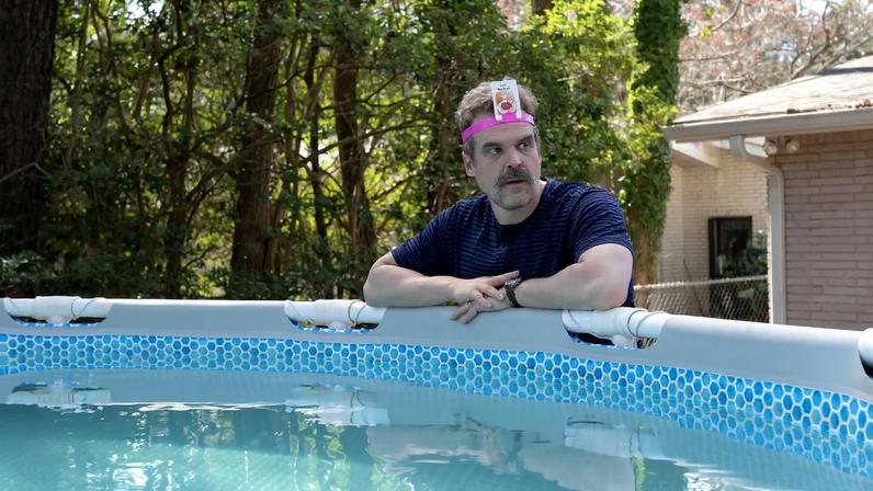 David Harbour em cena de 'DTF St. Louis'