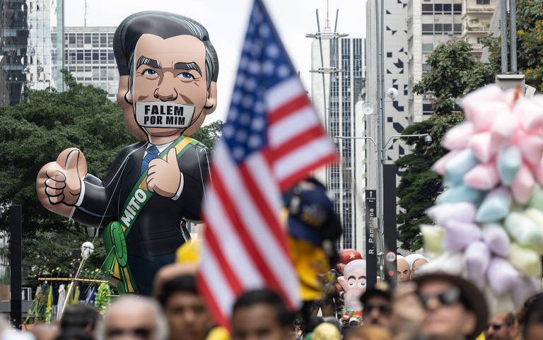 Boneco de Bolsonaro e bandeira dos EUA exibidos em ato bolsonarista na avenida Paulista contra governo Lula e ministros do STF