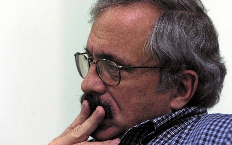 O coronel Ubiratan Guimarães, condenado a 632 anos de prisão por 102 mortes e 5 tentativas de homicídio durante rebelião no pavilhão 9 do Carandirú, concede entrevista à Folha em seu escritório no Pacaembú