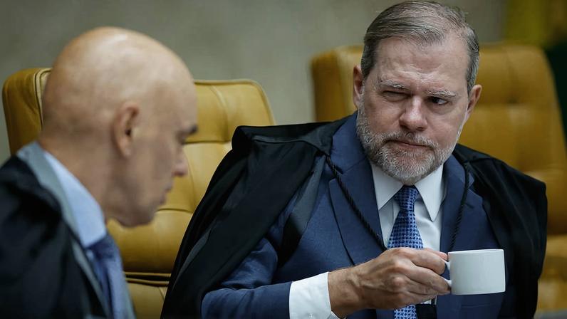 O ministro Dias Toffoli, do STF, ao lado do ministro Alexandre de Moraes; ele mudou entendimento sobre a revisão da vida toda e votou a favor de parte dela a alguns segurados