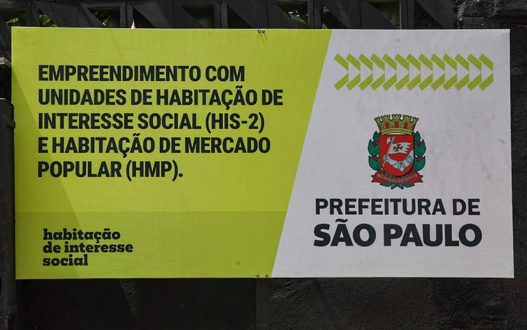 Placa de empreendimento privado que comercializa habitação popular em São Paulo