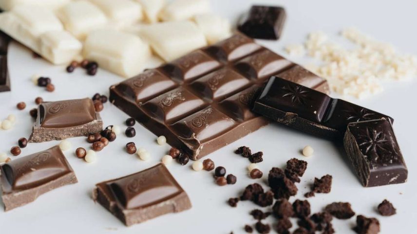 Chocolates em cima de uma mesa.