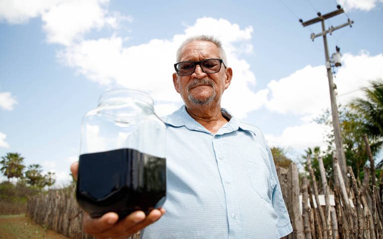 O agricultor Sidrônio Moreira pode ter encontrado petróleo ao perfurar um poço em busca de água em sua propriedade.