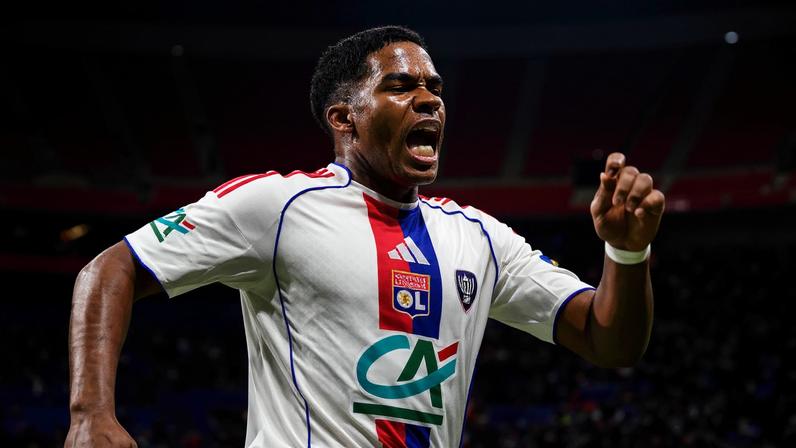 Endrick com a camisa do Lyon, clube francês que joga desde janeiro