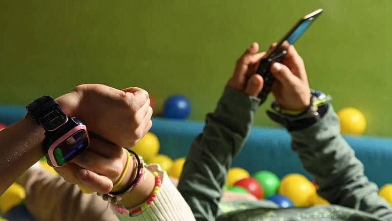 Famílias preocupadas com os danos dos smartphones têm buscado alternativas, e movimentos sugerem a compra de celular antigos.