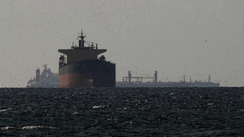 Navios próximos ao Estreito de Hormuz, fechado pelos iranianos em movimento para pressionar a cotação do petróleo.