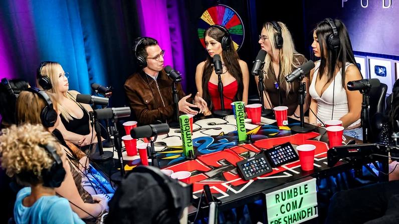 James Fishback, candidato republicano considerado azarão, durante podcast 'Fresh and Fit' associado à manosfera e popular entre jovens homens de direita em Miami