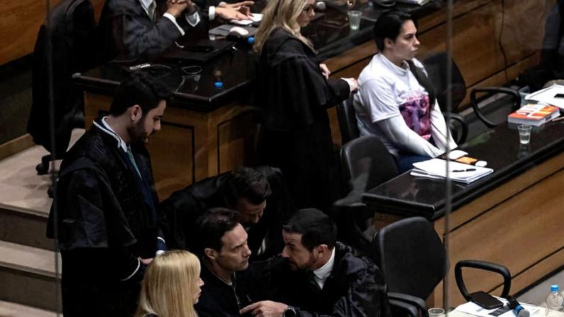Jairinho e Monique no plenário do júri durante sessão de julgamento anterior, em março, quando análise acabou suspensa; caso foi retomado nesta semana